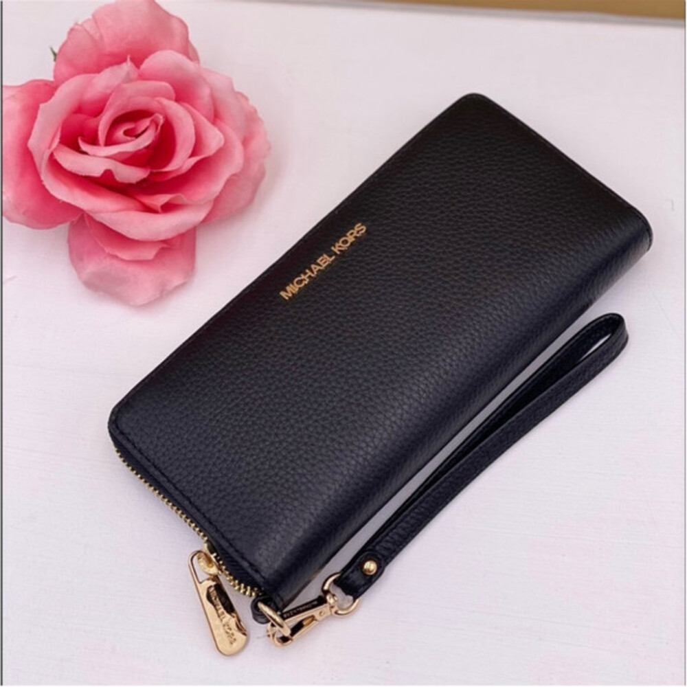 Michael Kors Continental Wallet
Wristlet Black